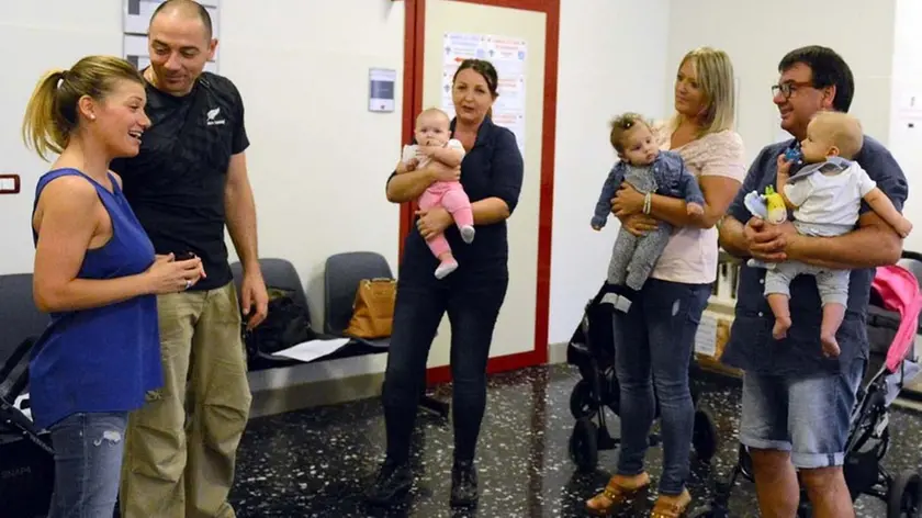 Mamme e papà con bambini piccoli in un centro per le vaccinazioni (foto Bruni)