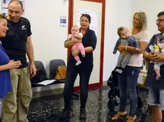 Mamme e papà con bambini piccoli in un centro per le vaccinazioni (foto Bruni)