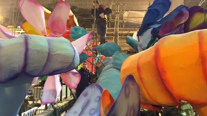 Lavori di preparazione sui carri in un Carnevale muggesano (foto di archivio)