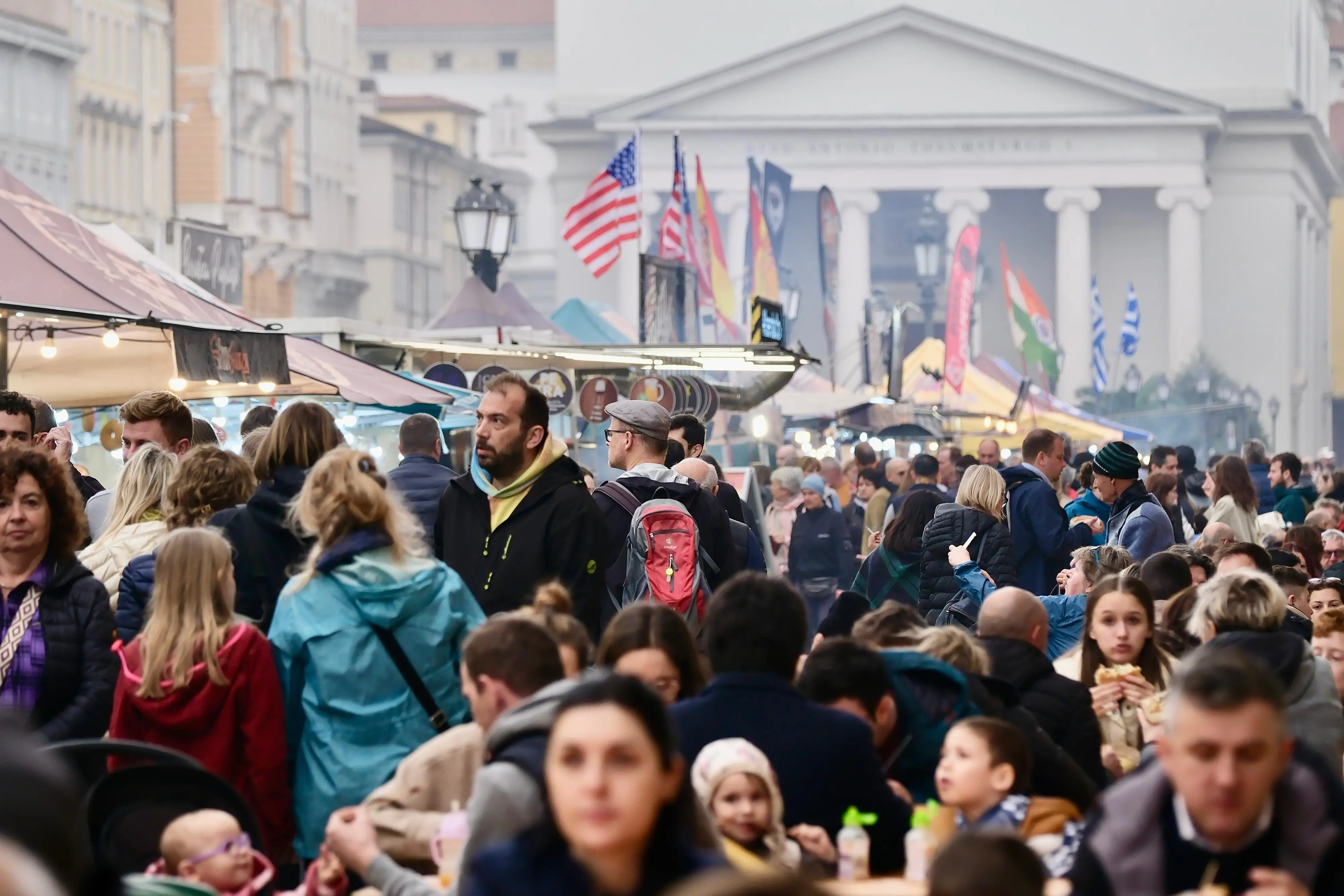 Il maltempo ha ampliamente influenzato il lunedì di Pasquetta che nel centro di Trieste è iniziato decisamente in sordina. Il secondo giorno di Mercatino dell'usato in piazza Unità, che ieri aveva resistito per quanto possibile alla pioggia, lunedì è stato annullato, almeno di mattina: rischio precipitazioni troppo elevato. Turisti e triestini hanno comunque potuto contare sul Salone degli Incanti e sul museo Revoltella, con le mostre, rispettivamente di Salgado, Van Gogh e Ligabue, a fare da catalizzatore. Restano aperti gli stand dell'International Street Food in Ponterosso, dove già in mattinata è cominciato un certo via vai mentre in tanti hanno scelto di fare una visita al Parco e al Castello di Miramare. Foto e notizia di Massimo Silvano e Francesco Bercic