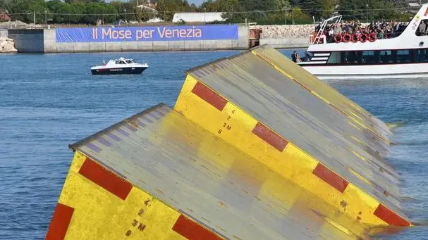 Le dighe mobili alla bocca di porto del Lido ANSA/ MEROLA