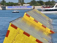 Le dighe mobili alla bocca di porto del Lido ANSA/ MEROLA