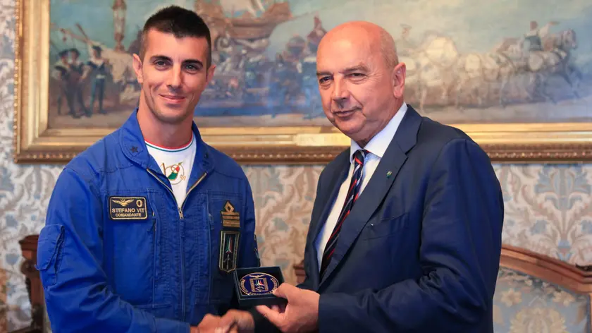 Il sindaco Roberto Dipiazza consegna al comandante Stefano Vit lo stemma ufficiale della città