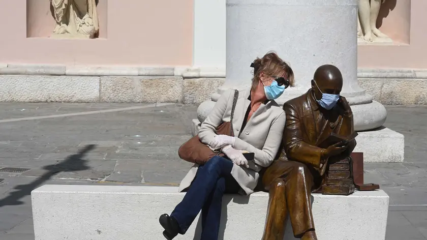 Anche la statua di D'Annunzio con mascherina in piazza della Borsa (Foto Francesco Bruni)