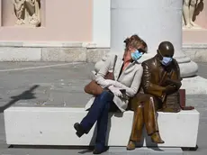 Anche la statua di D'Annunzio con mascherina in piazza della Borsa (Foto Francesco Bruni)