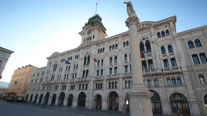 Il municipio, teatro all’epoca del Dipiazza-bis dei racconti sul settimanale “Il Tuono”