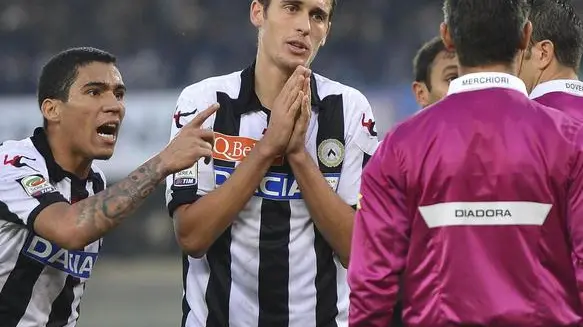 Proteste dell'Udinese per il primo rigore durante la partita Chievo-Udinese, Verona, 11 novembre 2012. ANSA/RICHARD MORGANO