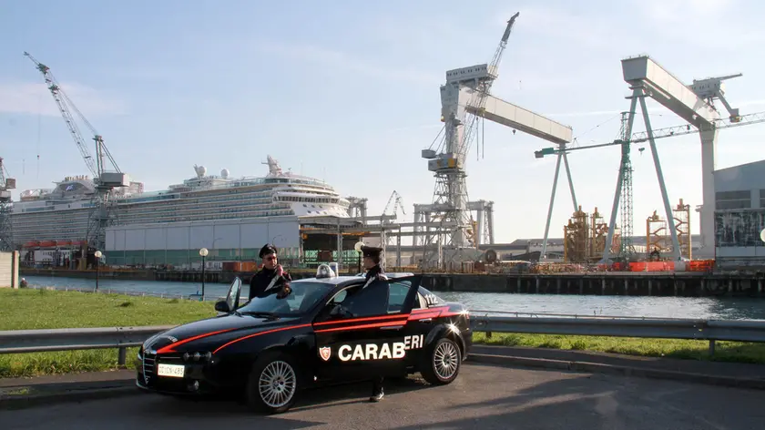 I carabinieri durante l’operazione di indagine relativa al caporalato in Fincantieri (foto Bonaventura)