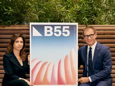 Cristina Scocchia, ad di illycaffè mostra il manifesto della Barcolana 55 insieme al patron della regata, Mitja Gialuz