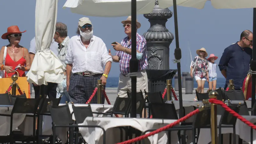 Turisti in piazza Unità nelle scorse settimane: il calo degli arrivi in città, legato all’emergenza sanitaria, ha influenzato in negativo il mercato degli affitti di case vacanza