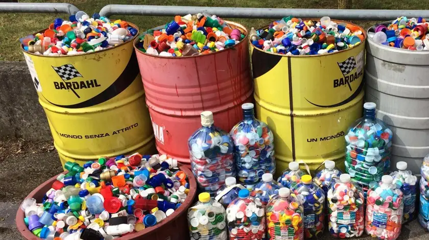 Bottiglie, sacchetti e tappi in plastica.