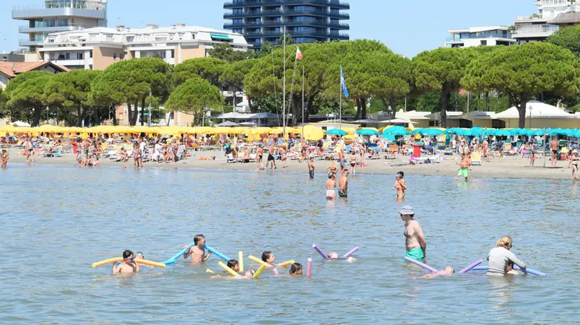 Un’immagine della spiaggia di Grado durante l’estate. Foto Katia Bonaventura