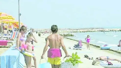 Venditore di cocco in spiaggia