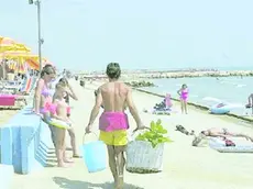 Venditore di cocco in spiaggia