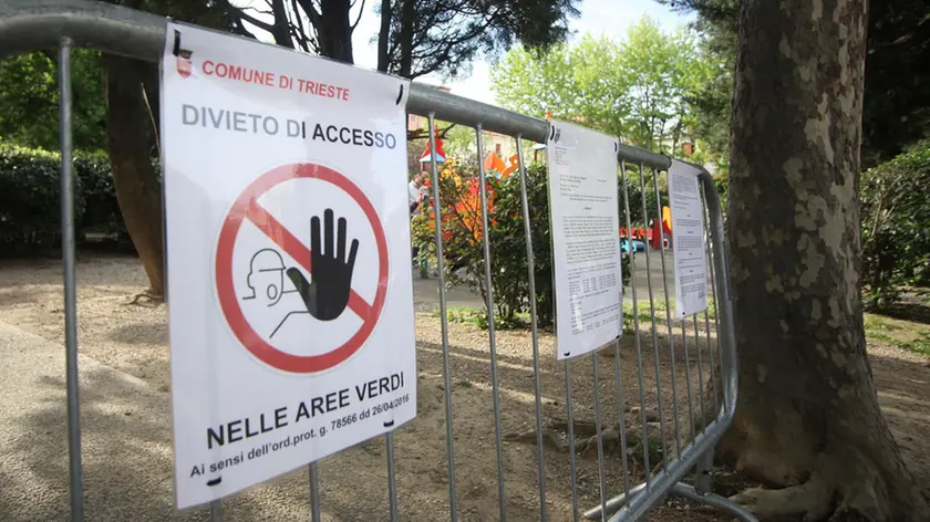 Uno dei cartelli apparsi nelle aree verdi