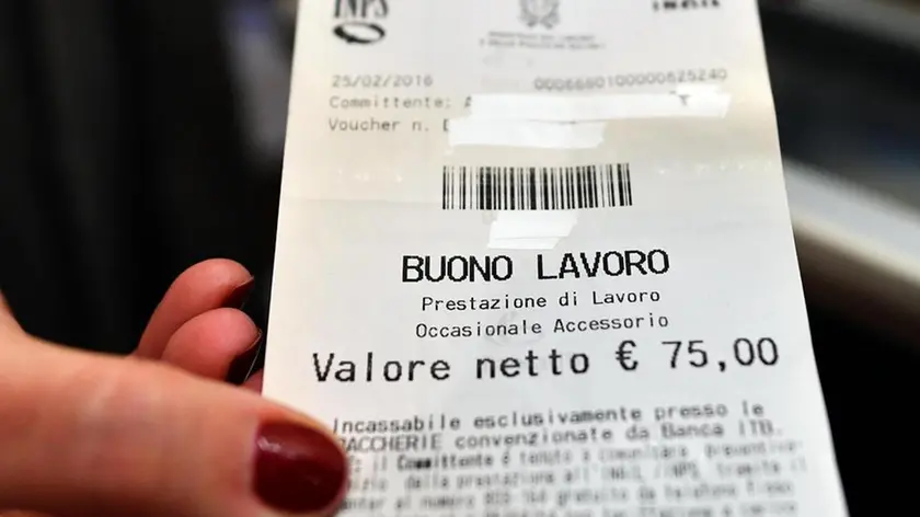 Un' immagine di un voucher, Roma, 11 gennaio 2017. I voucher sono dei buoni lavoro erogati dall'Inps con cui il datore di lavoro puo' pagare alcuni tipi di prestazioni accessorie, cioe' che non sono riconducibili a contratti di lavoro in quanto svolte in modo saltuario. ANSA / ETTORE FERRARI