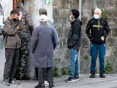 L’ATTESA DAVANTI AL REFETTORIO DI VIA DELL’ISTRIA (FOTO SILVANO)