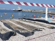 Le panne stese sulla spiaggia della parte maschile del Pedocin. Oggi si tenterà di metterle in acqua