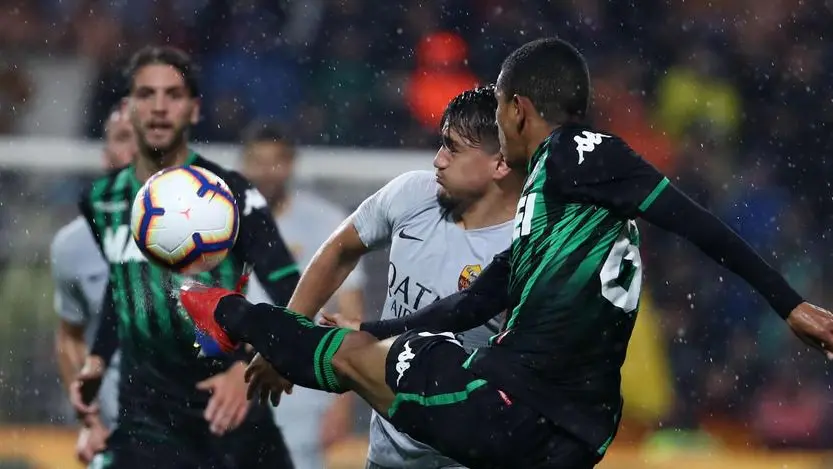 Sassuolo's Rogerio (R) and Roma's Cengiz Under in action during the Italian Serie A soccer match US Sassuolo vs AS Roma at the Mapei stadium in Reggio Emilia, Italy, 18 May 2019. ANSA/ELISABETTA BARACCHI