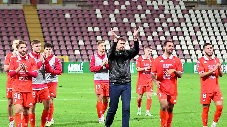 Pep Clotet alla testa dei giocatori saluta e ringrazia i tifosi alabardati Foto Lasorte