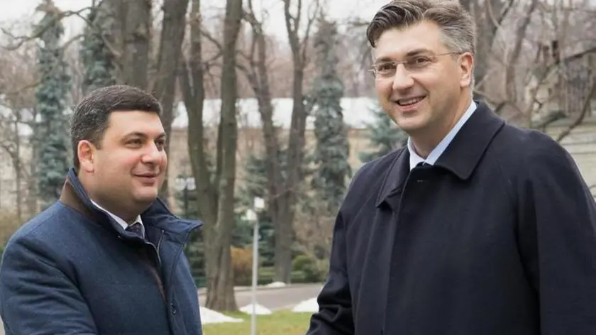 La stretta di mano a Kiev tra il primo ministro ucraino Volodymyr Groysman (a sinistra) e il premier croato Andrej Plenkovic (foto da eblnews.com)