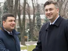 La stretta di mano a Kiev tra il primo ministro ucraino Volodymyr Groysman (a sinistra) e il premier croato Andrej Plenkovic (foto da eblnews.com)