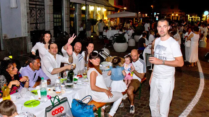 Bonaventura Monfalcone-08.06.2014 Mercatino del cibo e del gusto e Pic Nic in bianco-Monfalcone-foto di Katia Bonaventura