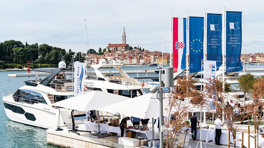 L’Aci marina di Rovigno con alle spalle la città vecchia.. Foto Aci Marina croatia