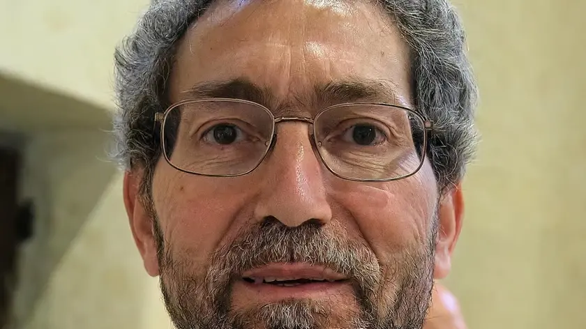 Don Pierluigi Peraro, originario di Padova, è stato ordinato sacerdote a Trieste all'età di 57 anni dopo una carriera da informatico. Foto Silvano