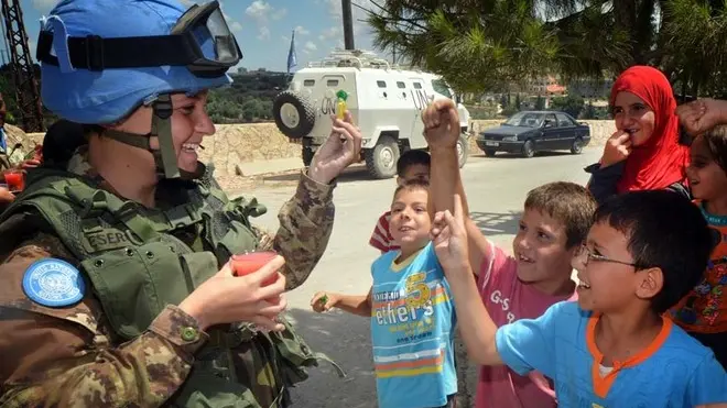 Foto BRUNI TRieste 30.07.12 Libano:Missione Unifil Brigata Ariete con bambini Libanesi