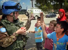 Foto BRUNI TRieste 30.07.12 Libano:Missione Unifil Brigata Ariete con bambini Libanesi