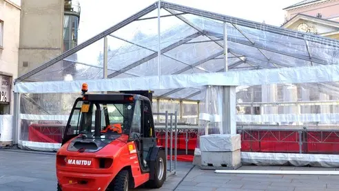 Foto Bruni 12.02.14 P.zza Borsa:si smonta il gazebo gigante