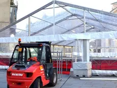 Foto Bruni 12.02.14 P.zza Borsa:si smonta il gazebo gigante