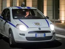 Una guardia giurata in servizio durante un pattugliamento notturno