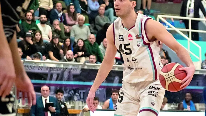 Il triestino Marco Spanghero sta giocando in A2 a Rrieti. Nella foto sotto, Christian e Arcieri