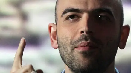 Roberto Saviano durante il monologo nella trasmissione di Raitre "Vieni via con me", condotta da Fabio Fazio, questa sera 22 novembre 2010 a Milano. ANSA/MATTEO BAZZI