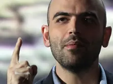 Roberto Saviano durante il monologo nella trasmissione di Raitre "Vieni via con me", condotta da Fabio Fazio, questa sera 22 novembre 2010 a Milano. ANSA/MATTEO BAZZI