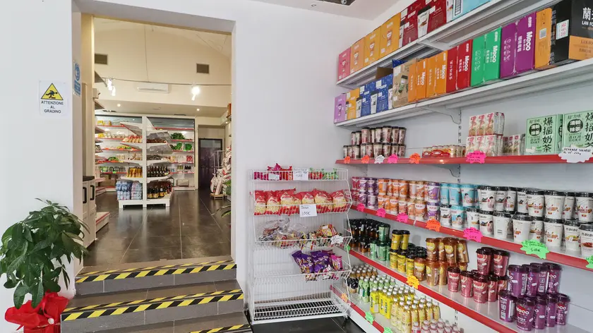 Il nuovo market di prodotti orientali, aperto ma ancora in fase di allestimento