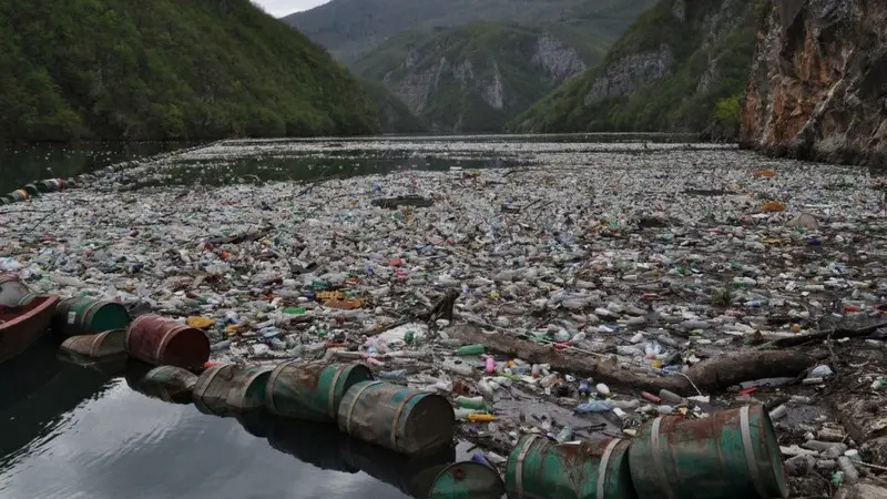 I rifiuti nella Drina