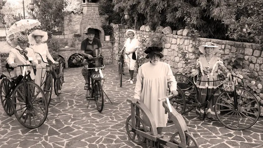 Una foto di gruppo con tutti i velocipede e i figuranti. Il primo a sinistra è Pieraldo Valli