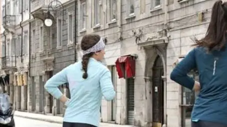 Jogging in via Imbriani a Trieste (Foto Andrea Lasorte)