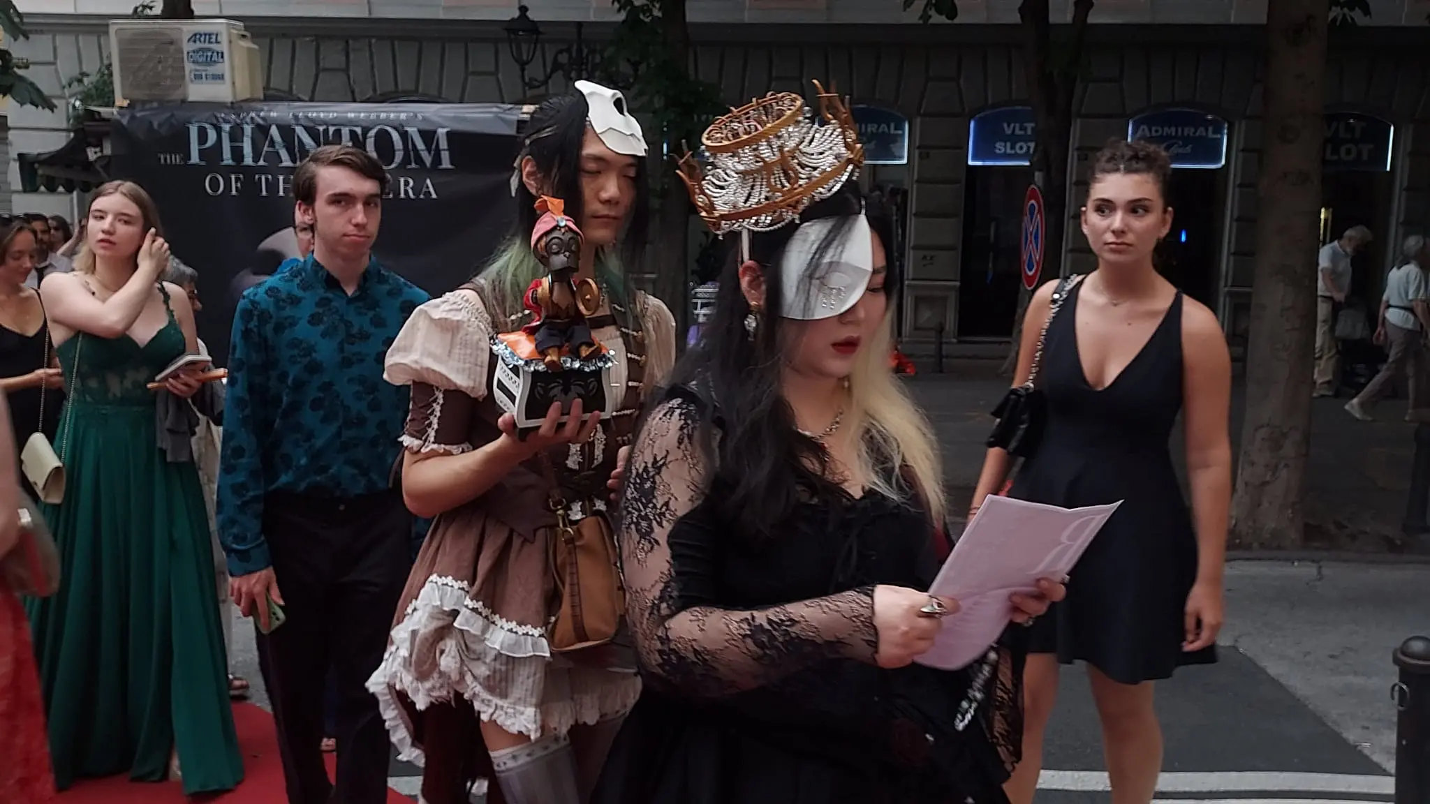 Alcuni spettatori in maschera (Bruni)