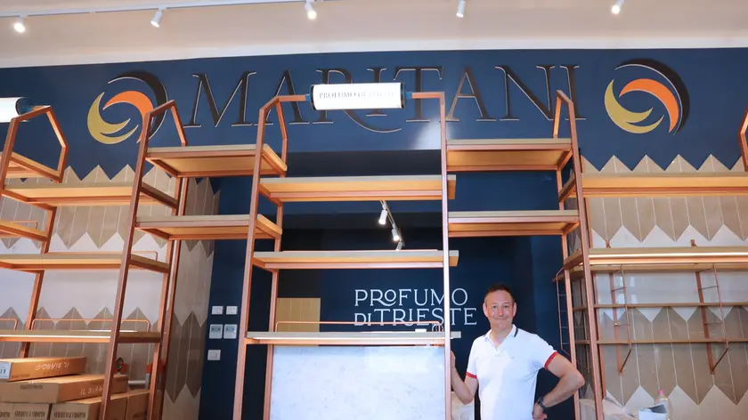 Paolo Maritani all’interno degli spazi, ormai pronti ad accogliere pasticcini e altri dolci prodotti a Staranzano, in piazza Tommaseo. Foto Lasorte