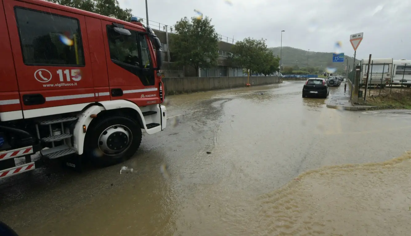 Il violento temporale che si è abbattuto giovedì mattina nel territorio di Muggia ha provocato l'esondazione di Rio Menariolo con gli allagamenti che vediamo fotografati qui da Francesco Bruni. Qui l'articolo con gli aggiornamenti: https://ilpiccolo.gelocal.it/trieste/cronaca/2024/09/12/news/esonda_rio_menariolo_muggia_case_allagate-14625963/