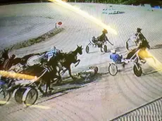 Dalle telecamere dell'ippodromo di Montebello un fotogramma che mostra il momento dell'incidente