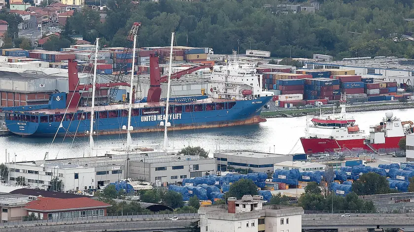 Lasorte Trieste 27/09/22 - Canale Navigabile, Attracco Nave UHL Fusion, Daewoo, Wartsila