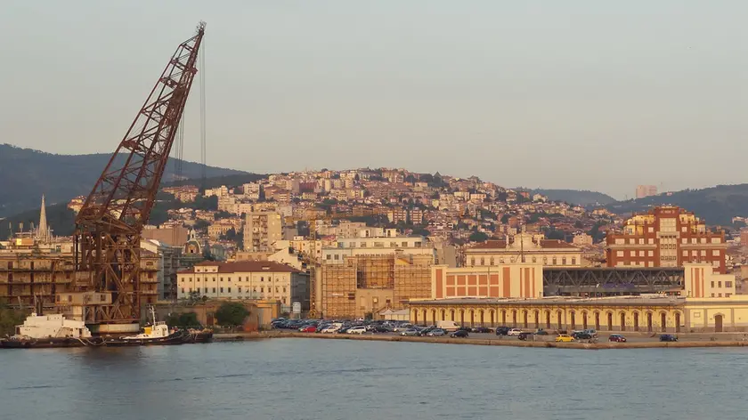 Il molo quarto e l'Ursus visti dal mare (Foto Lasorte)