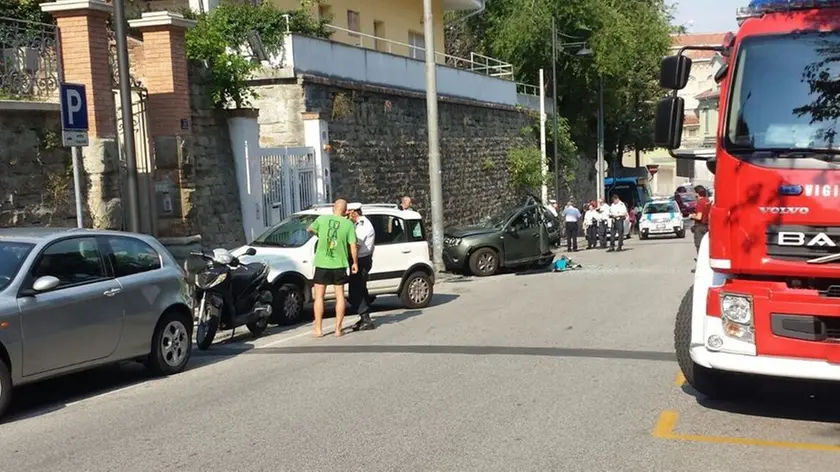 Via Besenghi: al centro la Dacia completamente distrutta (foto del lettore Michele Bertocchi)