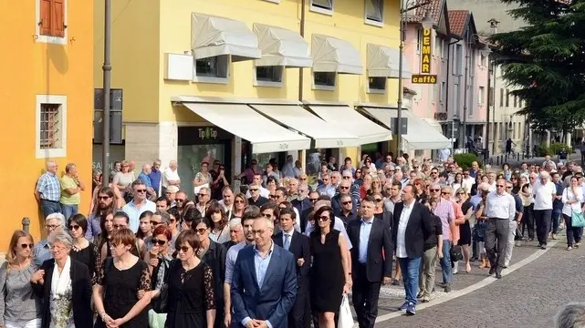 Il mesto corteo funebre a Feletto Umberto