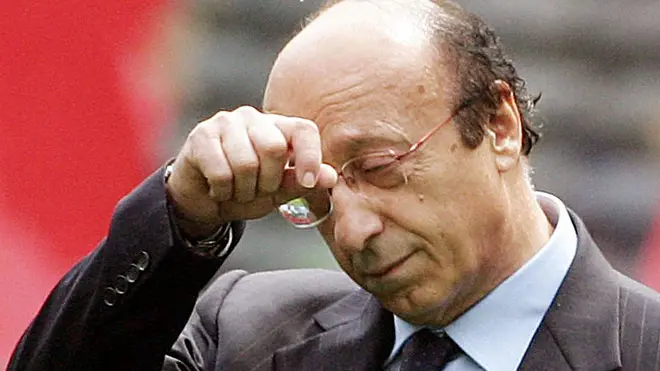 20060910 - ROMA - SPR - CALCIO: MOGGI, LA GENTE MI VUOLE BENE PERCHE' HA CAPITO. Una immagine di archivio, datata 07 maggio 2006, dell'ex direttore generale della Juventus, Luciano Moggi. Se in pieno scandalo aveva detto che il calcio non sarebbe piu' stato il suo mondo, quattro mesi dopo Luciano Moggi, ex direttore generale della Juventus, non ne e' piu' tanto convinto. ''Ha ragione chi mi ha detto che dal calcio bisogna andare via quando lo dici tu - ha detto intervistato nella trasmissione condotta da Simona Ventura 'Quelli che il calcio e...' - non quando vogliono gli altri''. ''Ho scoperto che la gente ha capito quello che e' successo, ha capito che non ho fatto nulla di male e mi vuole bene - ha proseguito Moggi - Quel tipo di intercettazioni bisogna farle con tutti a 360 gradi e non solo per una persona, o comunque non si puo' rendere note solo quelle fatte a pochi''. DANIEL DAL ZENNARO/ARCHIVIO - ANSA - KRZ